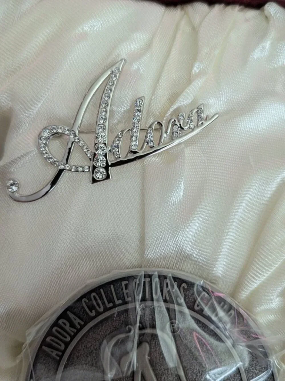 NEW 2005 Adora Collector's Club Limited Edition Doll Box Pin Brooch Stand Coin